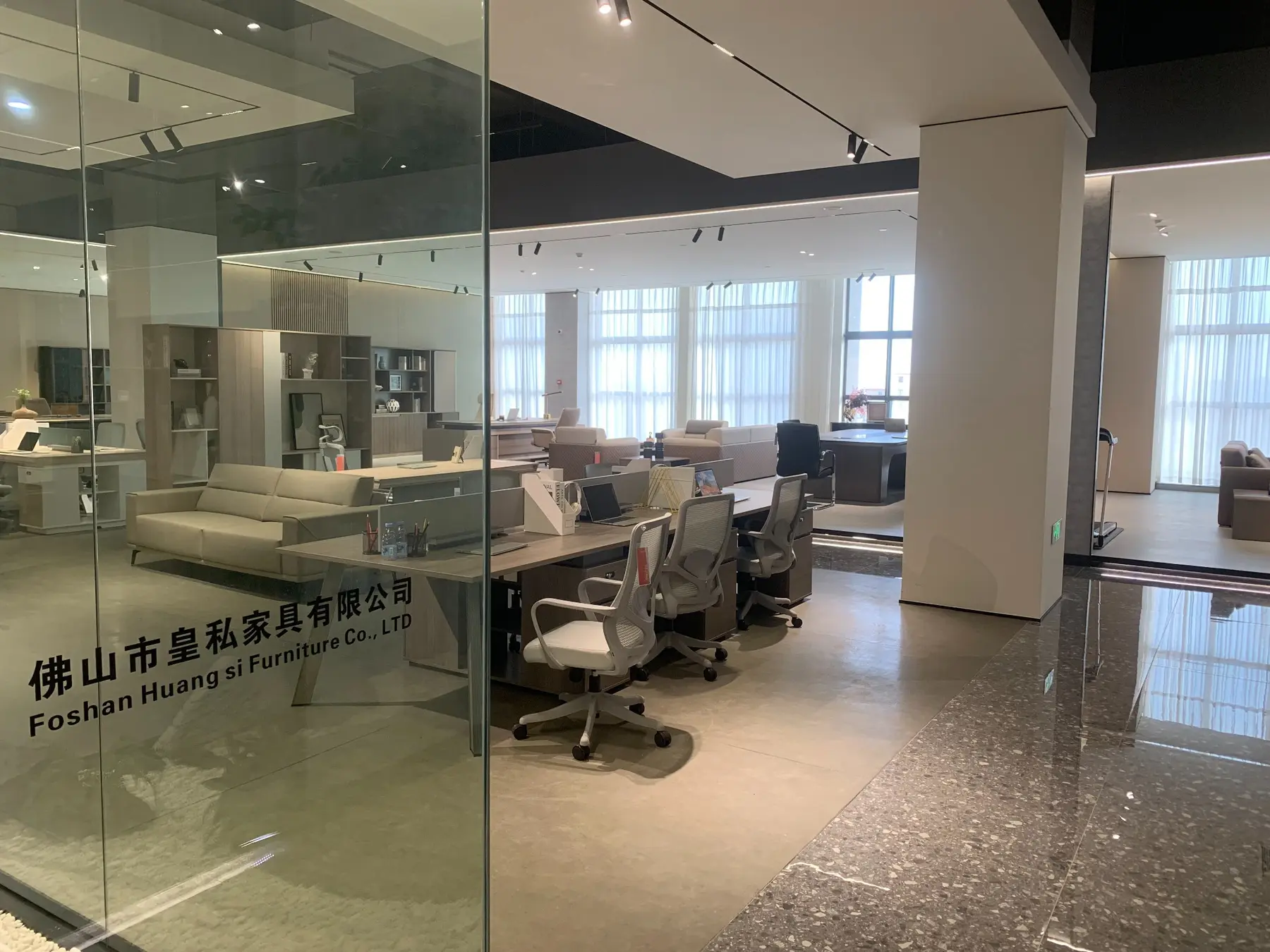 HUANGSI open-plan workstation and office furniture showroom